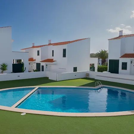 別荘 8, Pareado Con Jardin Y Piscina