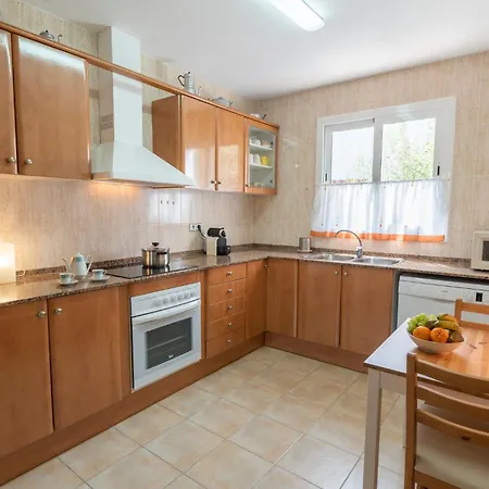 8, Pareado Con Jardin Y Piscina 度假居